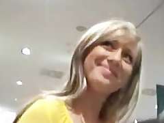 blondinen blowjob in umkleide